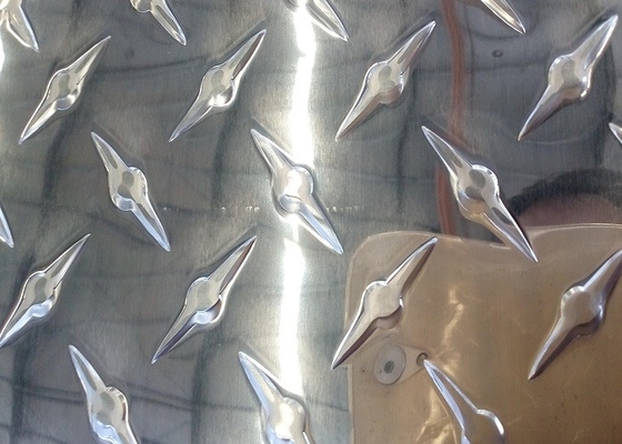 China Polierte Aluminiumblatt 3105 Aluminiumschritt-Platte für Fußbodenbelag- fournisseur